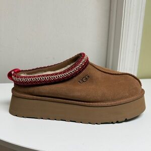 UGG Tan TAZZ Platform Slippers with Red Accent size 6 women H7N14